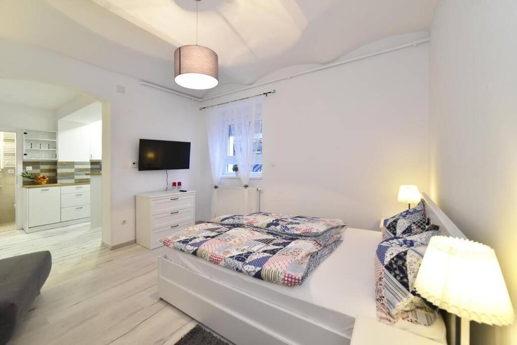 Petit Main Square Apartment Zagreb Exterior photo